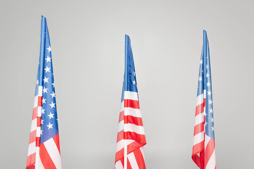 rote und blaue Flaggen der USA mit Sternen und Streifen isoliert auf grau  - Foto, Bild