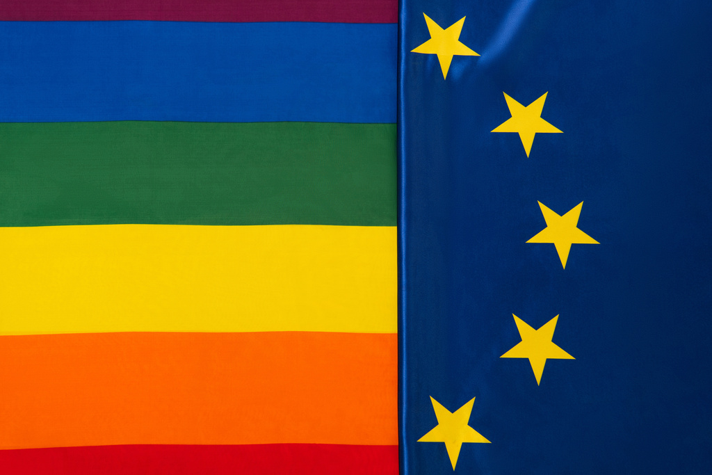 pohled shora na vlajky Evropské unie a Igbt, koncepce rovnoprávnosti - Fotografie, Obrázek
