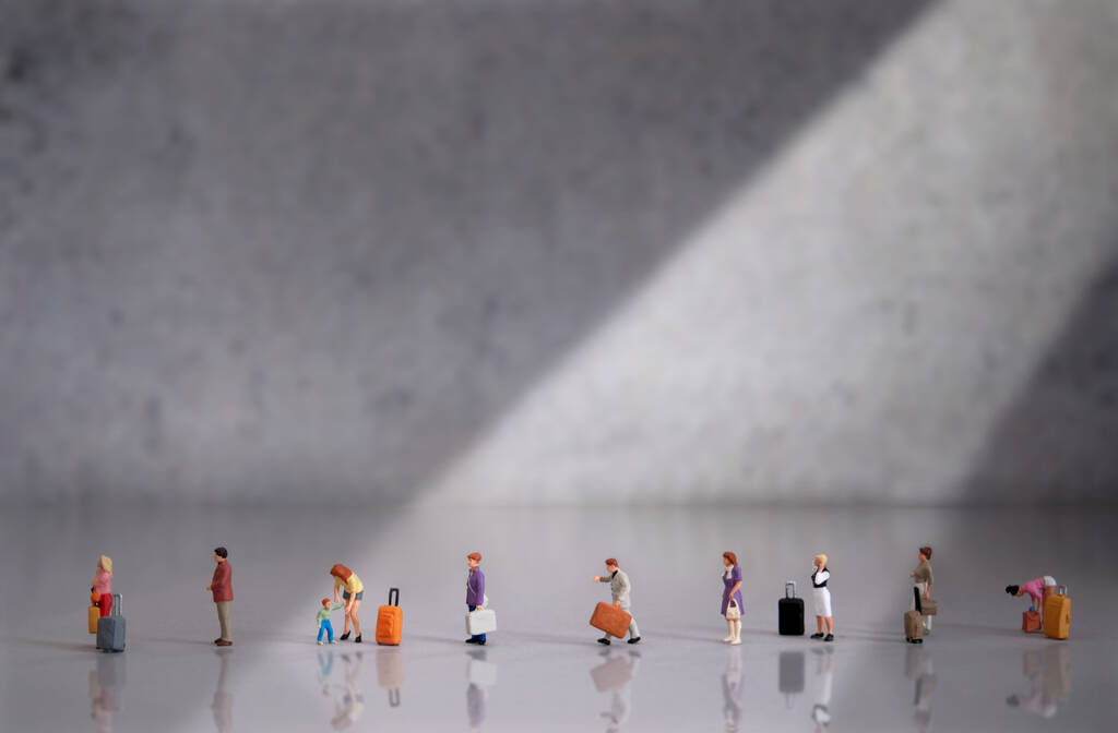 Miniatuur mensen in de wachtrij op luchthaven terminal - Foto, afbeelding