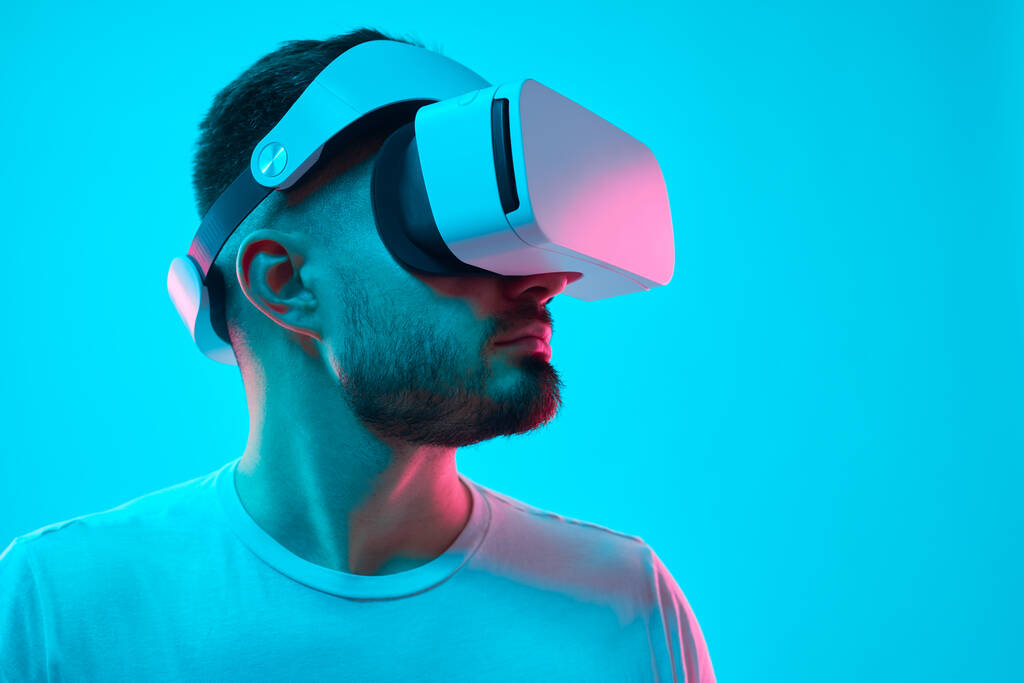 Man in virtual reality bril in neon licht - Foto, afbeelding