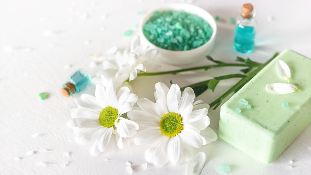 kosmetyki i mydło wykonane z naturalnych składników, kwiaty na białym tle zbliżenie - Zdjęcie, obraz