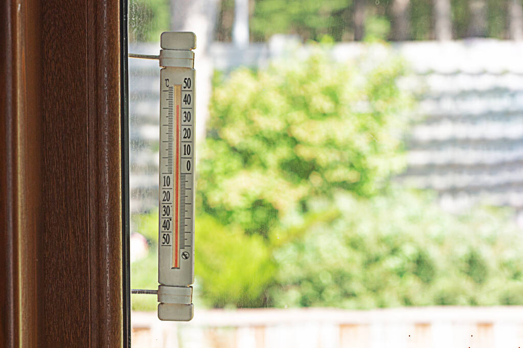 Eine Lufttemperatur von 40 Grad zeigt ein Thermometer an. Sommerhitze. - Foto, Bild