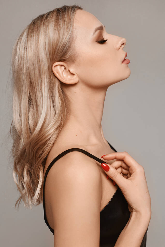 Portrait d'une jeune femme élégante avec une coiffure blonde platine et un maquillage parfait. Fille modèle à la mode avec des yeux fumés et une peau parfaite - Photo, image