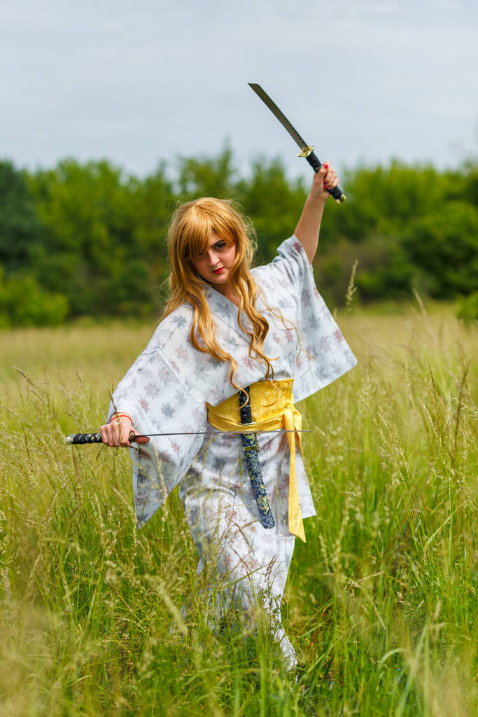 Mladá asijská žena v tradičním kimono vlaky bojové techniky s katana meč venku, samuraj bojovník dívka - Fotografie, Obrázek
