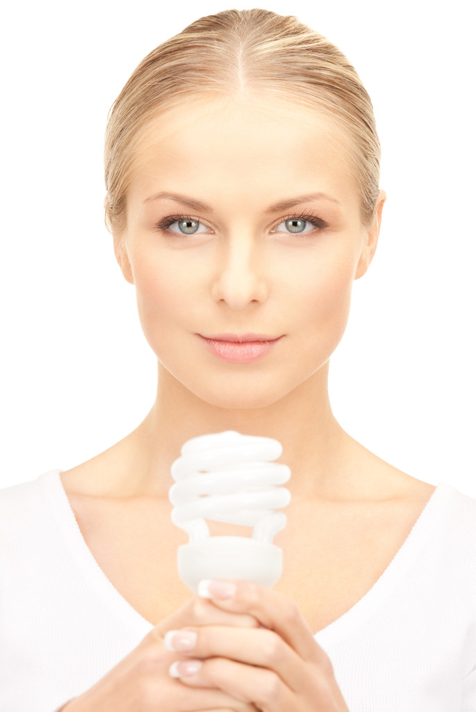 Luminosa immagine di donna che tiene lampadina a risparmio energetico
 - Foto, immagini