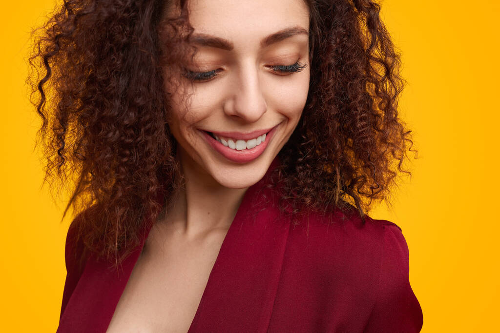 Boldog, elegáns nő göndör hajjal - Fotó, kép