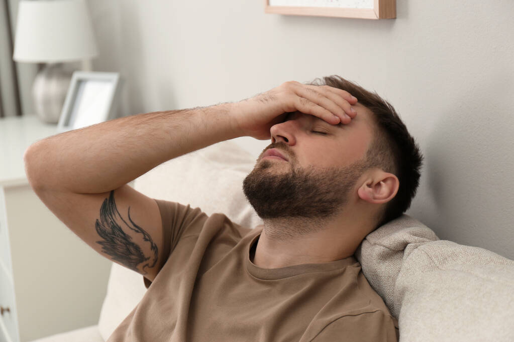 Mladý muž trpící doma migrénou - Fotografie, Obrázek
