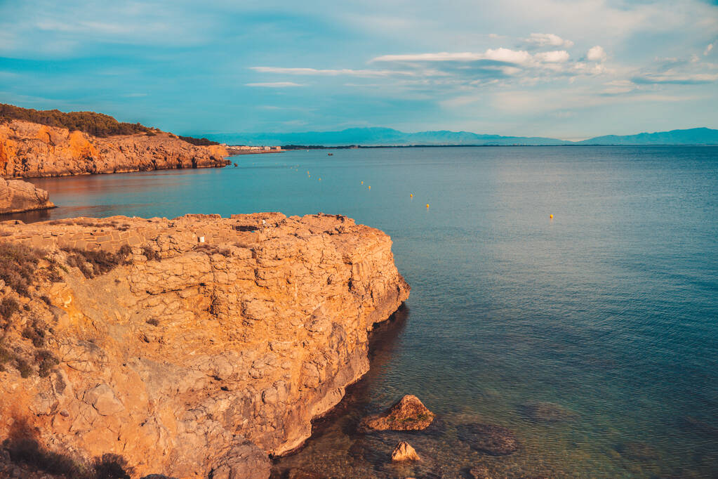 Csodálatos színes ég napkelte hegyek felett sziklák és mély kék óceán. Földközi-tenger. - Fotó, kép