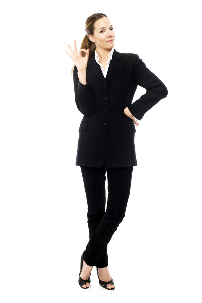 Joven mujer de negocios con su mano indicando ok en estudio de fondo blanco
 - Foto, Imagen