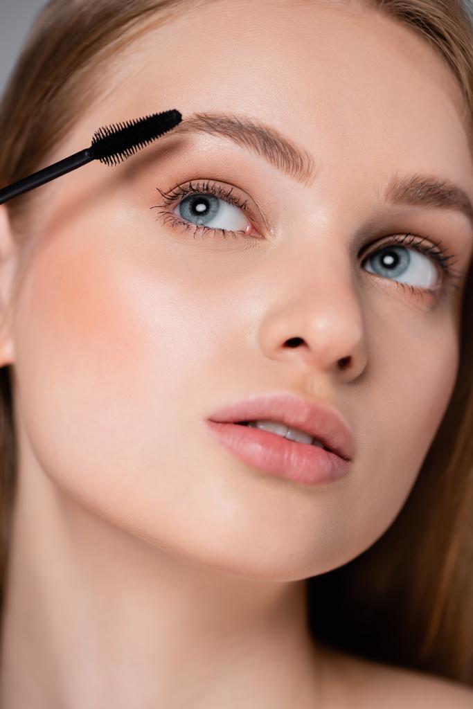 close-up van jonge vrouw toepassen mascara  - Foto, afbeelding