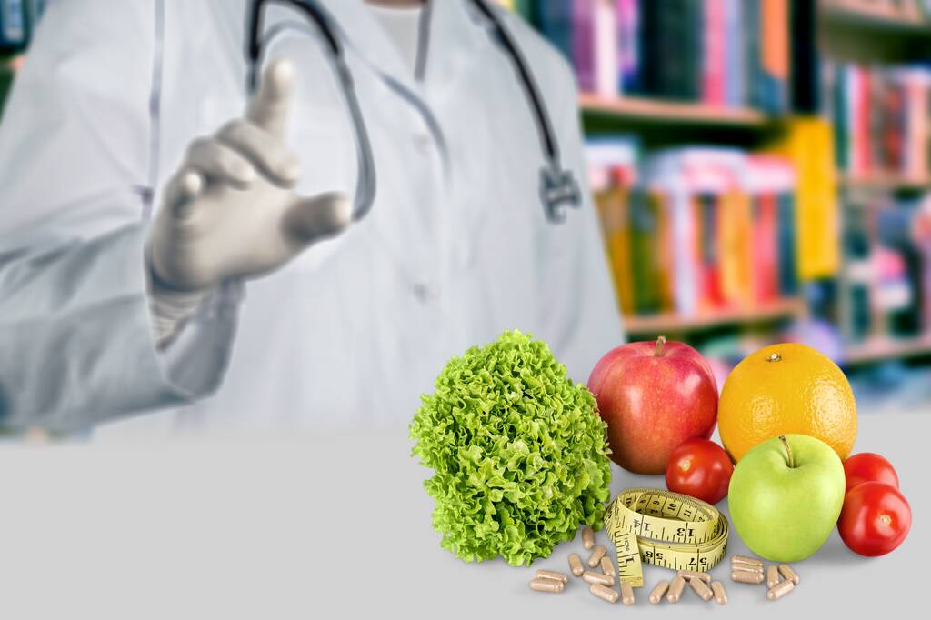 Telessaúde e conceito de nutricionista online. Mulher médico nutricionista com legumes frescos e saudáveis - Foto, Imagem