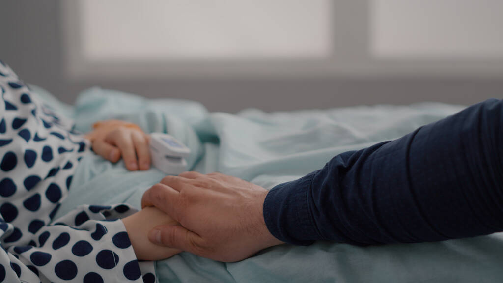 Primo piano del bambino malato che riposa a letto con ossimetro sul dito monitoraggio del battito cardiaco - Foto, immagini