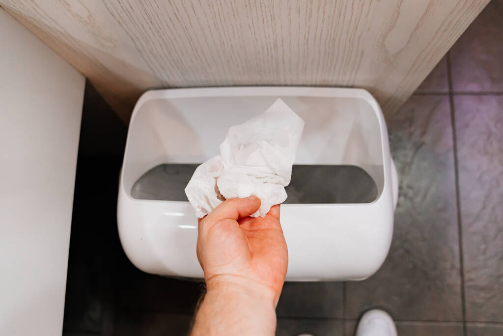 использование бумажных полотенец и туалетной бумаги в общественном туалете.  - Фото, изображение