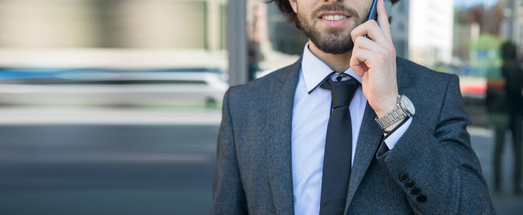 Бизнесмен разговаривает по телефону в трубку - Фото, изображение