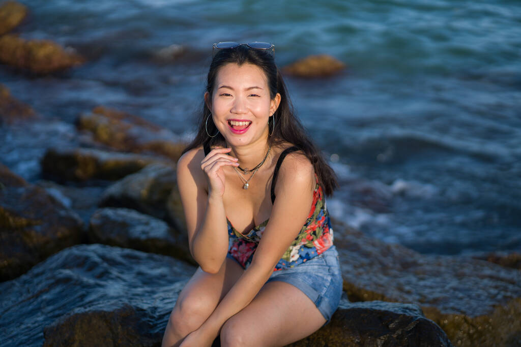 junge glückliche und schöne asiatische Frau am Meer - attraktive koreanische Mädchen fröhlich genießen entspannten Sommerurlaub auf tropischen Insel in Reise-und Lifestylekonzept - Foto, Bild