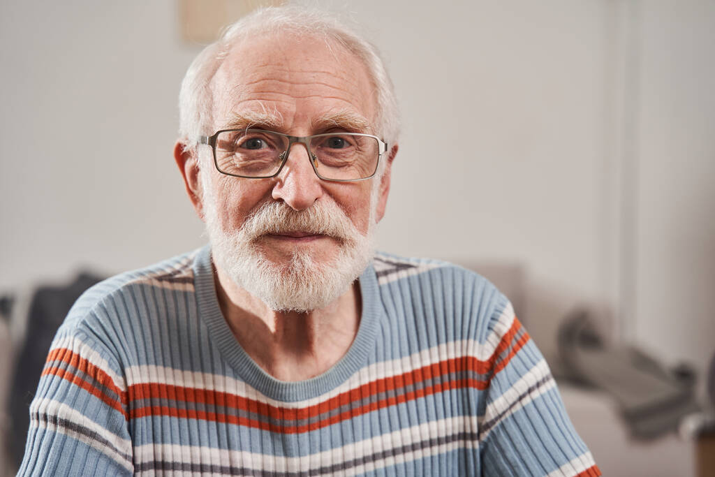 Älterer Mann posiert im Pflegeheim vor der Kamera - Foto, Bild
