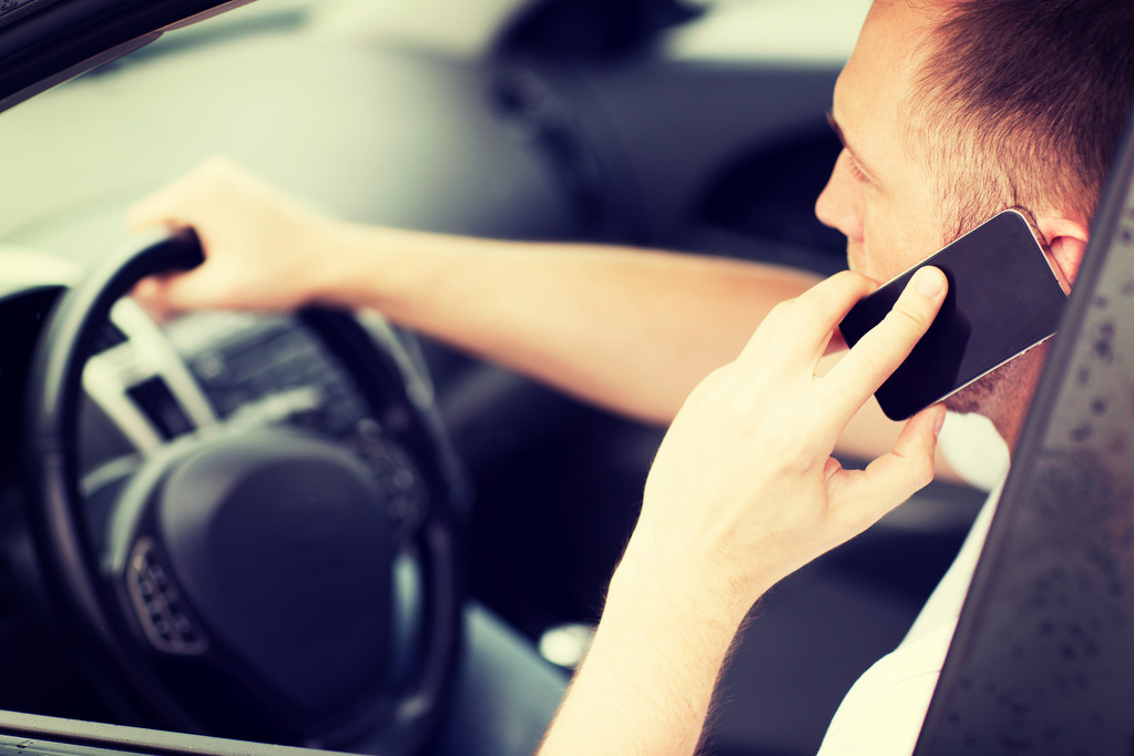 férfi telefonál vezetés közben - Fotó, kép