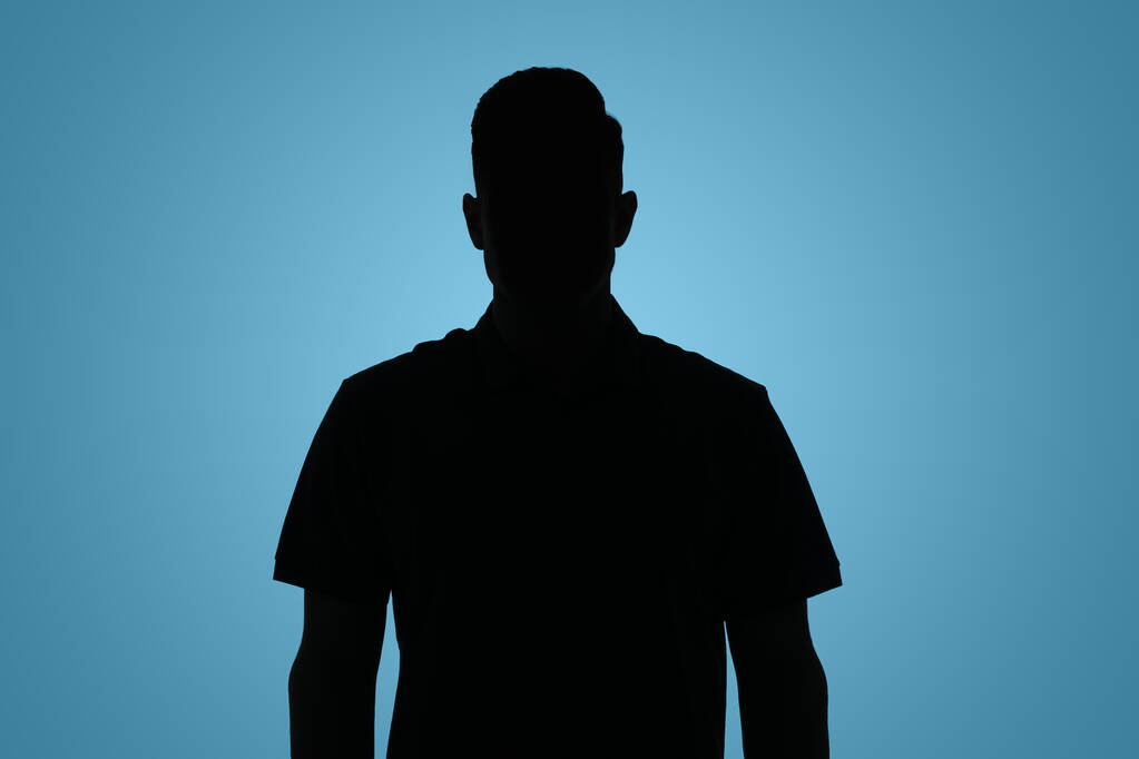 Silhueta de homem anônimo no fundo azul claro - Foto, Imagem