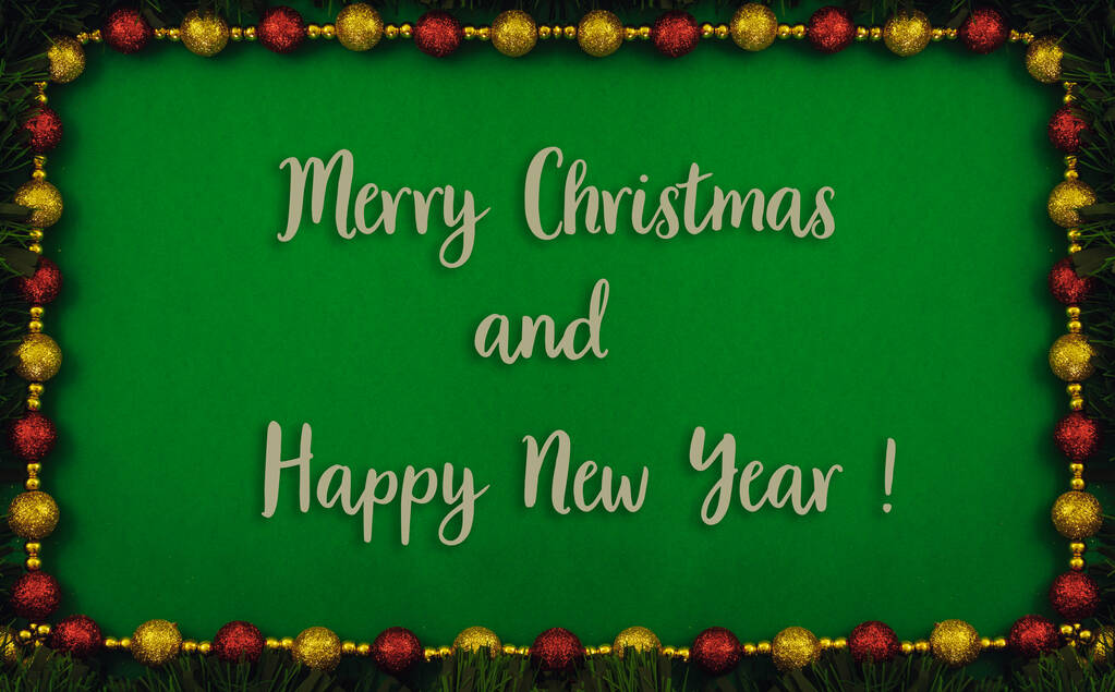 Vlakke lay-out van de wintervakantie frame gemaakt van kerstballen en op groene achtergrond - Foto, afbeelding
