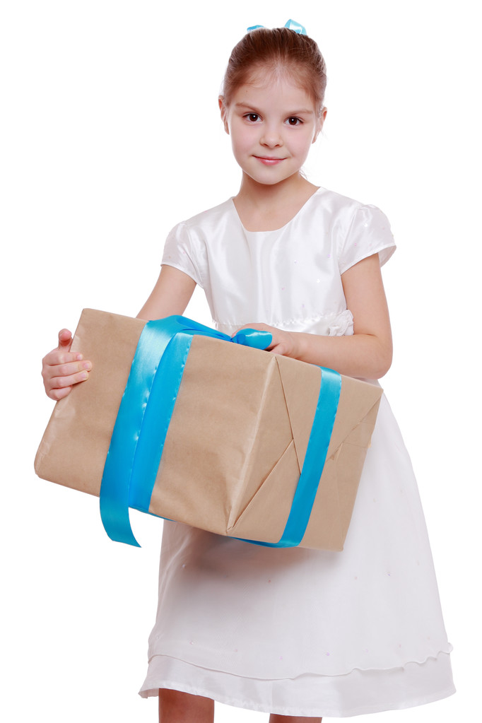 Menina em um vestido branco segurando uma grande caixa de presente
 - Foto, Imagem