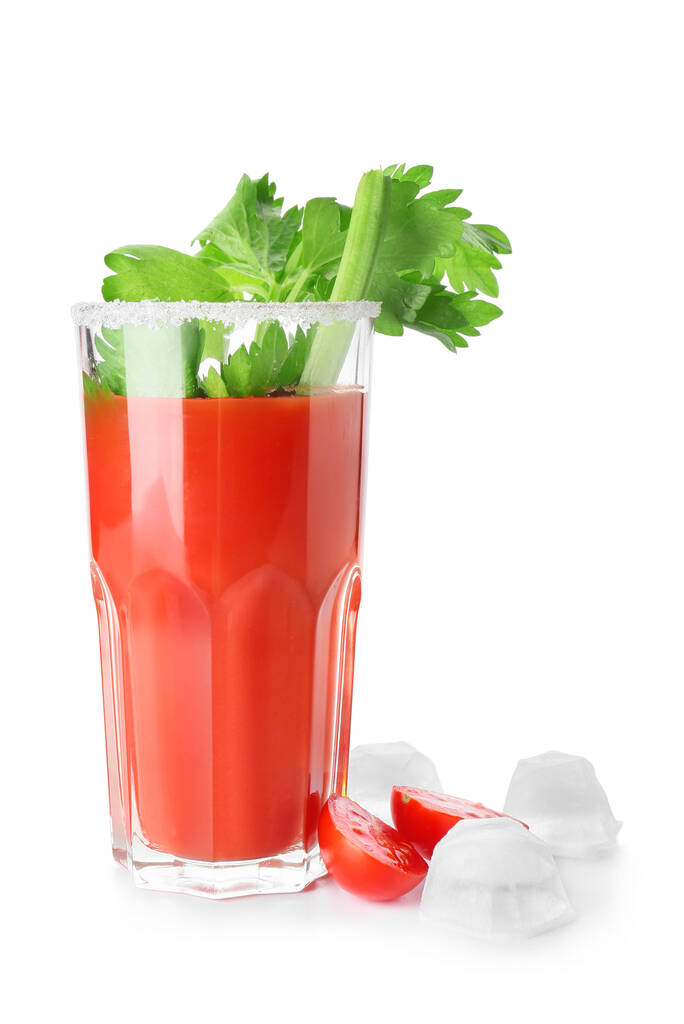 Glas leckerer blutiger Mary-Cocktail auf weißem Hintergrund - Foto, Bild