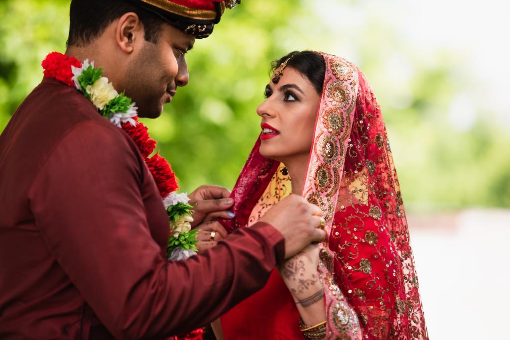 インド人男性調整スカーフオン花嫁でサリ - 写真・画像