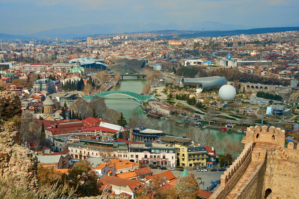 Πανόραμα Τιφλίδας από ψηλά. Στο κέντρο της παλιάς πόλης. Ο ποταμός Κούρα. Τιφλίδα, Γεωργία - 03.17.2021 - Φωτογραφία, εικόνα