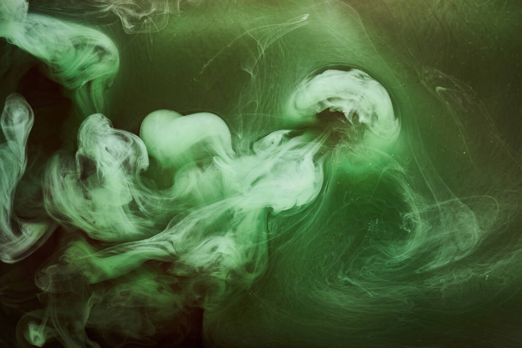 Fundo de cor verde abstrato. Rodar fumaça de narguilé vibrante, oceano de esmeralda subaquática, pintura dinâmica na água - Foto, Imagem
