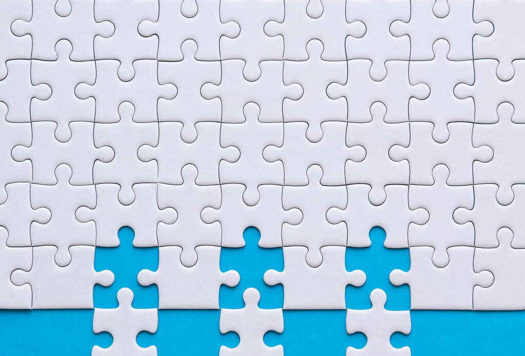 Kirakós puzzle fehér szín, Kirakós darab rács, Sikeres mozaik megoldás sablon, Vízszintes kék színű háttér másolási hely szöveg, Felülnézet - Fotó, kép