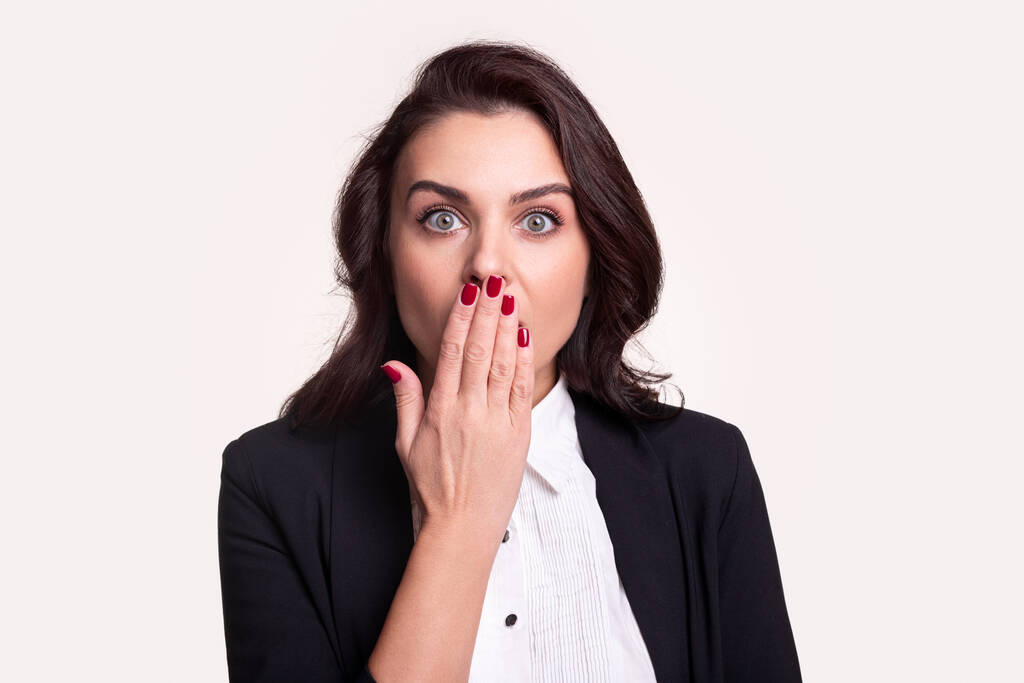 Σοκαρισμένη επιχειρηματίας που καλύπτει το στόμα και κοιτάζοντας την κάμερα - Φωτογραφία, εικόνα