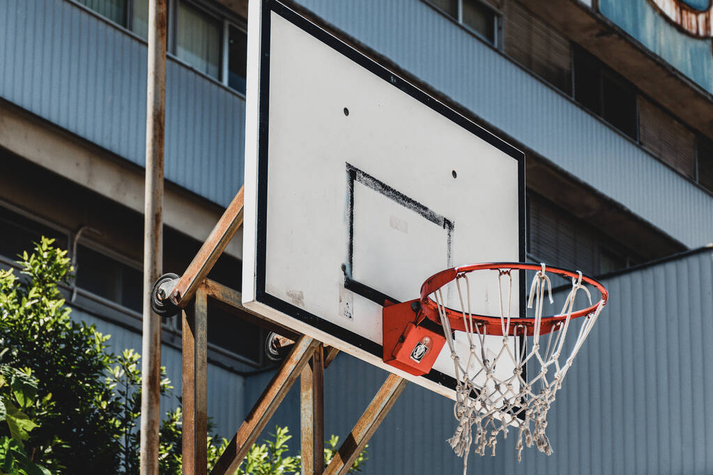 Niedriger Blickwinkel auf Basketballkorb in der Stadt. - Foto, Bild