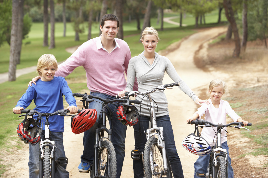 Famiglia godendo di giro in bicicletta nel parco
 - Foto, immagini