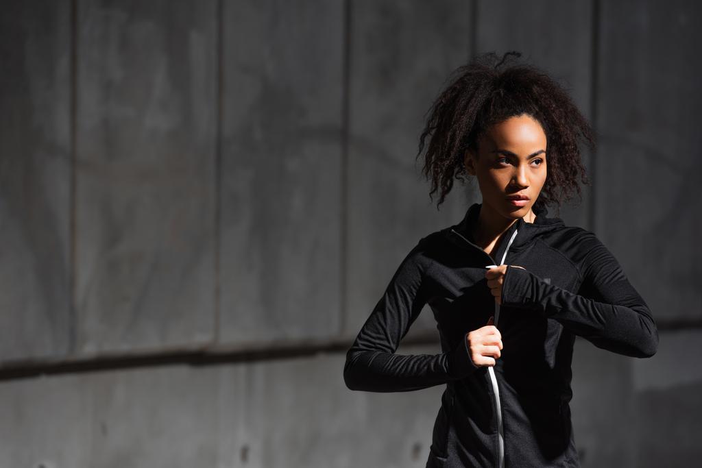 Afričanky americká sportovkyně na sobě sportovní bunda venku  - Fotografie, Obrázek