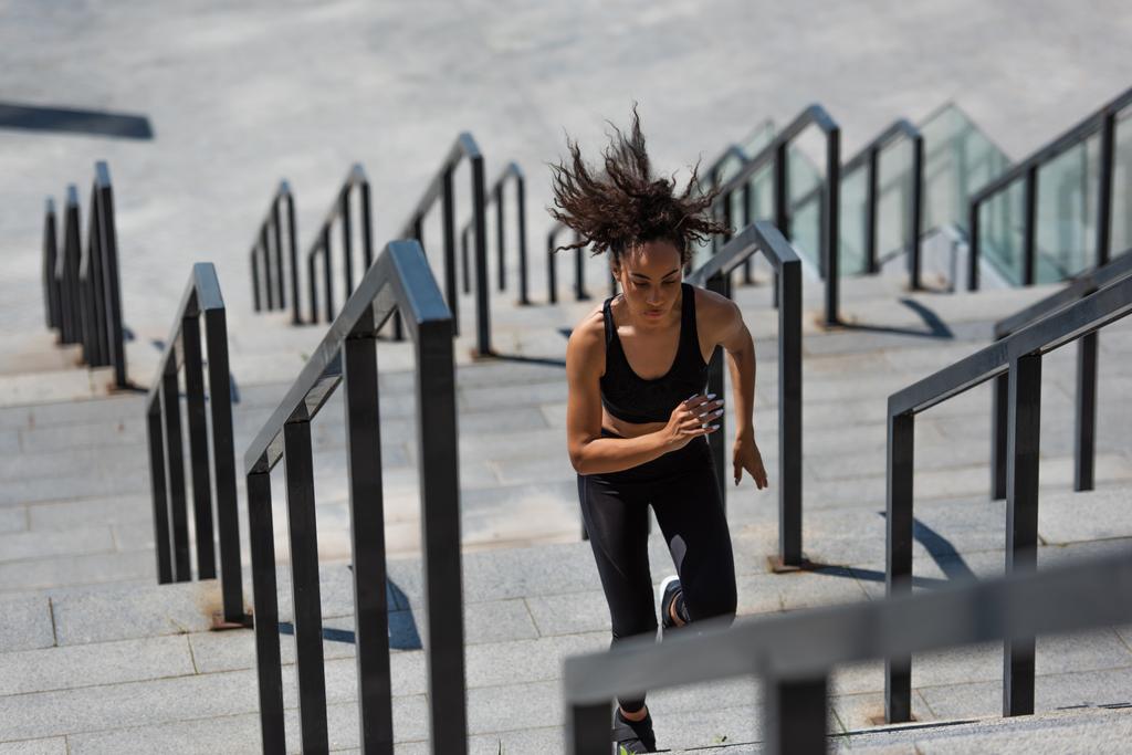 Vysoký úhel pohledu na africký americký běžec cvičit na schodech  - Fotografie, Obrázek