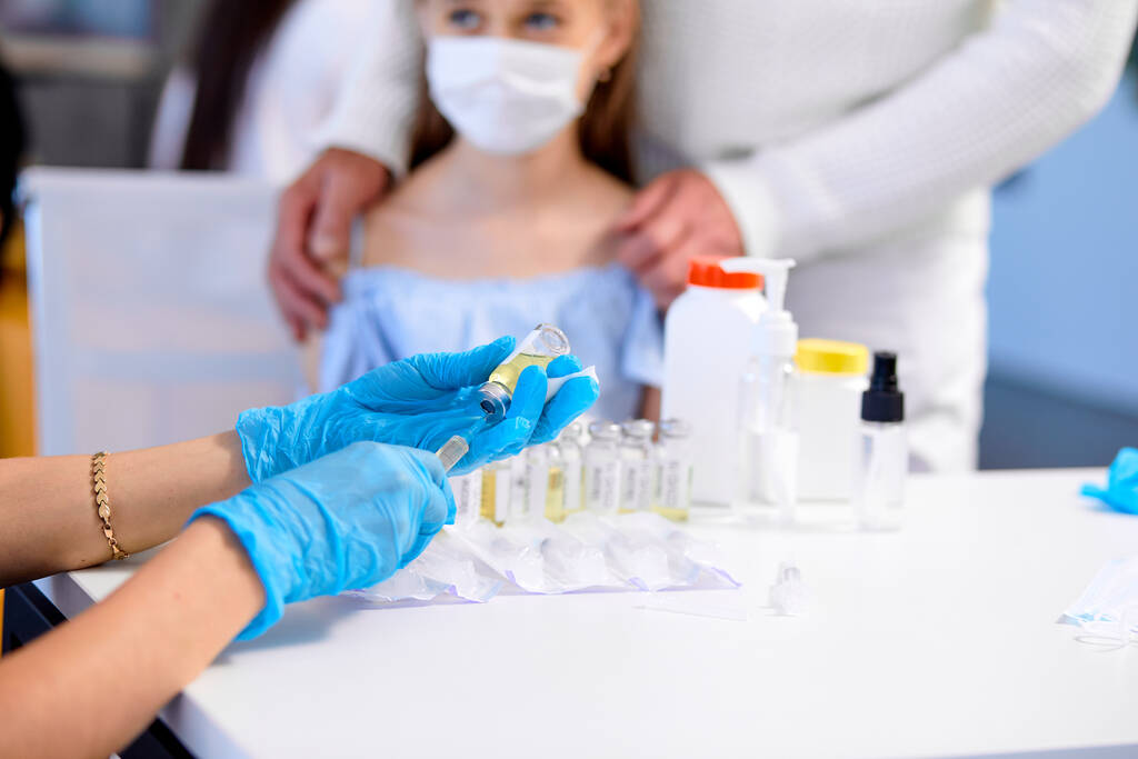 医者か看護師はcovid-19に対して注射ワクチンを与える準備をしています,クローズアップ - 写真・画像