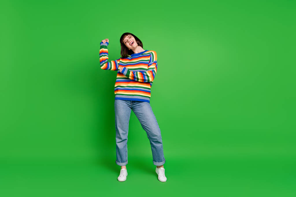 Lunghezza completa foto di carino funky giovane donna indossare maglione a righe sorridente danza isolato colore verde sfondo - Foto, immagini