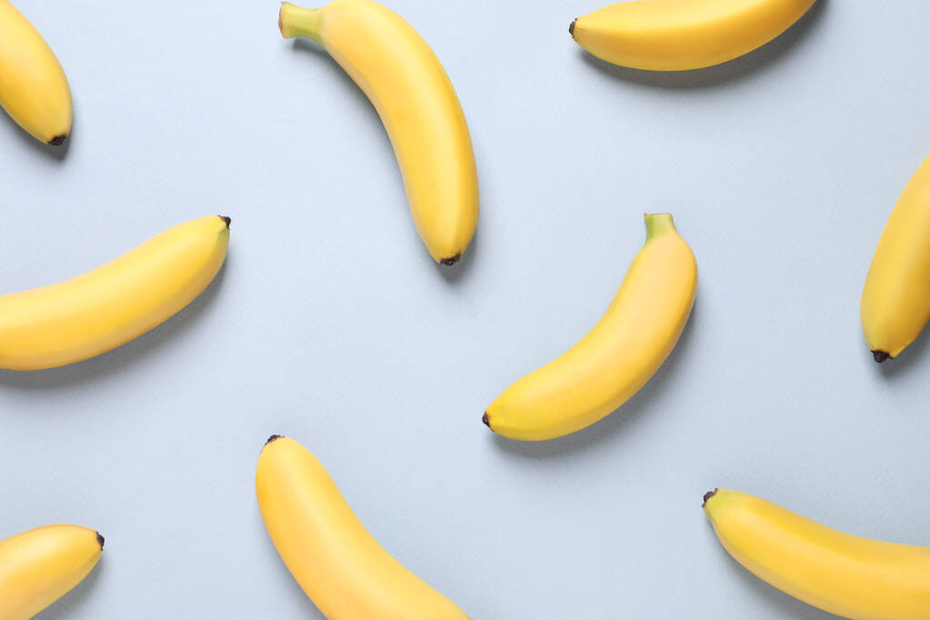 Dulce plátanos maduros del bebé sobre fondo claro, posición plana - Foto, Imagen