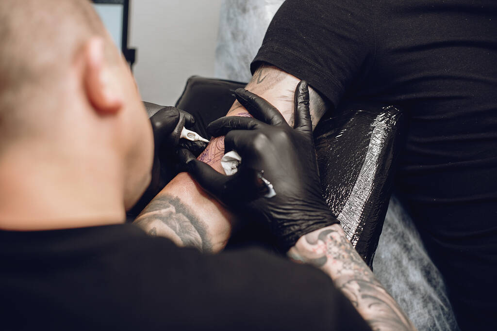 Muž dělá tetování v tetovacím salónu - Fotografie, Obrázek