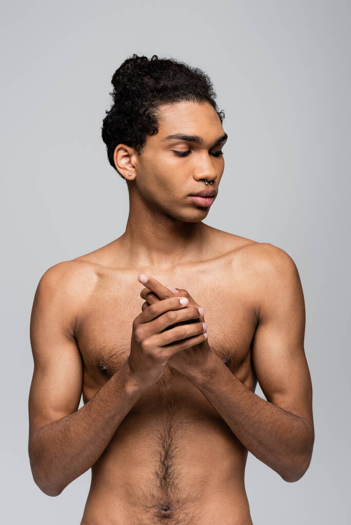 félmeztelen, piercing nélküli afro-amerikai férfi áll elszigetelt szürke, szépség koncepció - Fotó, kép