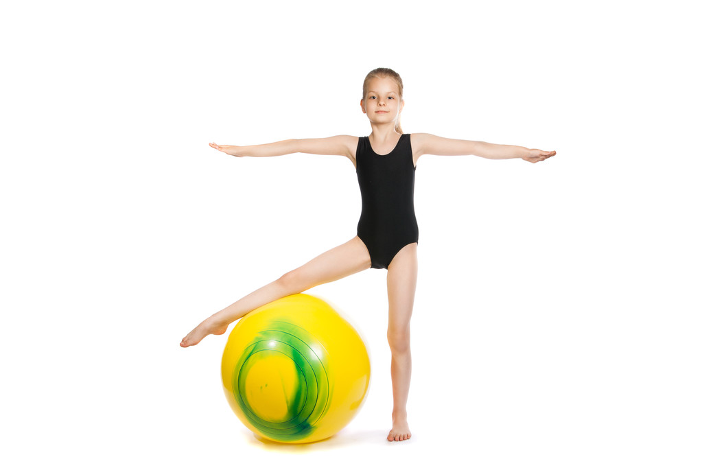 dziewczynka gimnastyczka z piłką żółty - Zdjęcie, obraz