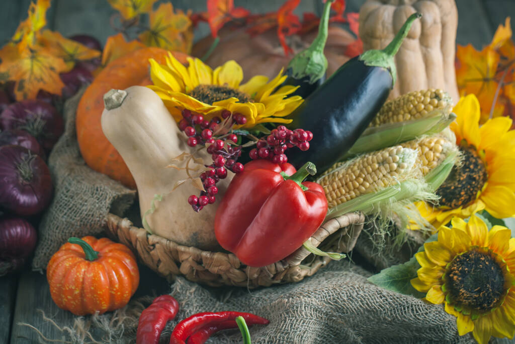 Sebze, balkabağı ve meyvelerle süslenmiş masa. Hasat Festivali, Mutlu Şükran Günleri. Sonbahar arkaplanı. Seçici odaklanma. Yatay. - Fotoğraf, Görsel