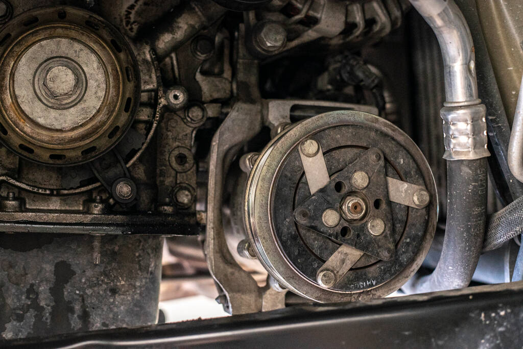 Detalle desmontado del motor listo para mantenimiento en taller mecánico - Foto, imagen