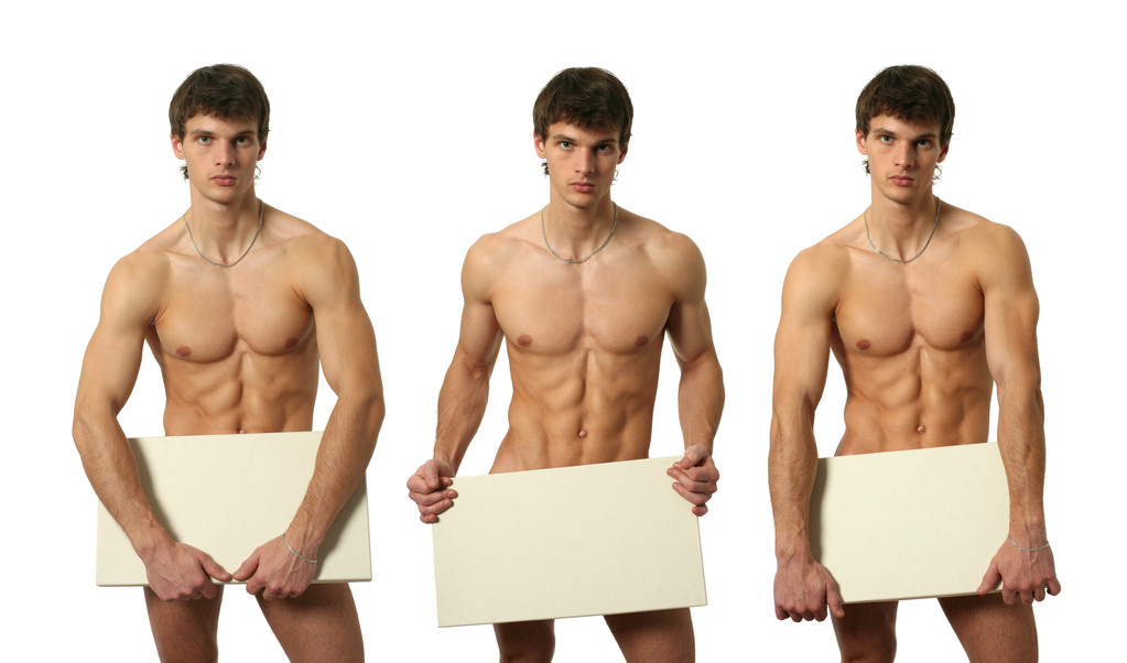 τρεις γυμνό ανδρών, που καλύπτει με ένα αντίγραφο χώρο κενό πανό - Φωτογραφία, εικόνα