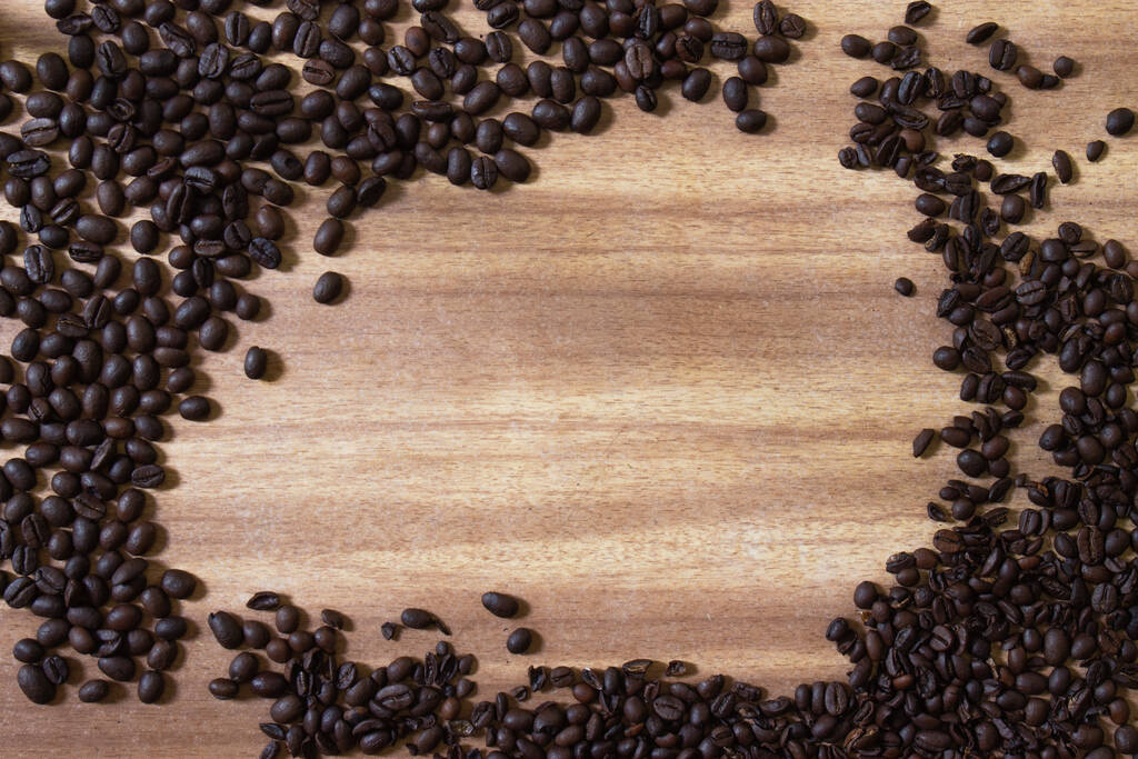 A top view kávébab egy fa háttér - Fotó, kép