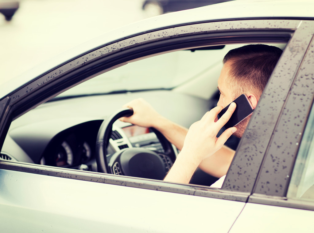 férfi telefonál vezetés közben - Fotó, kép