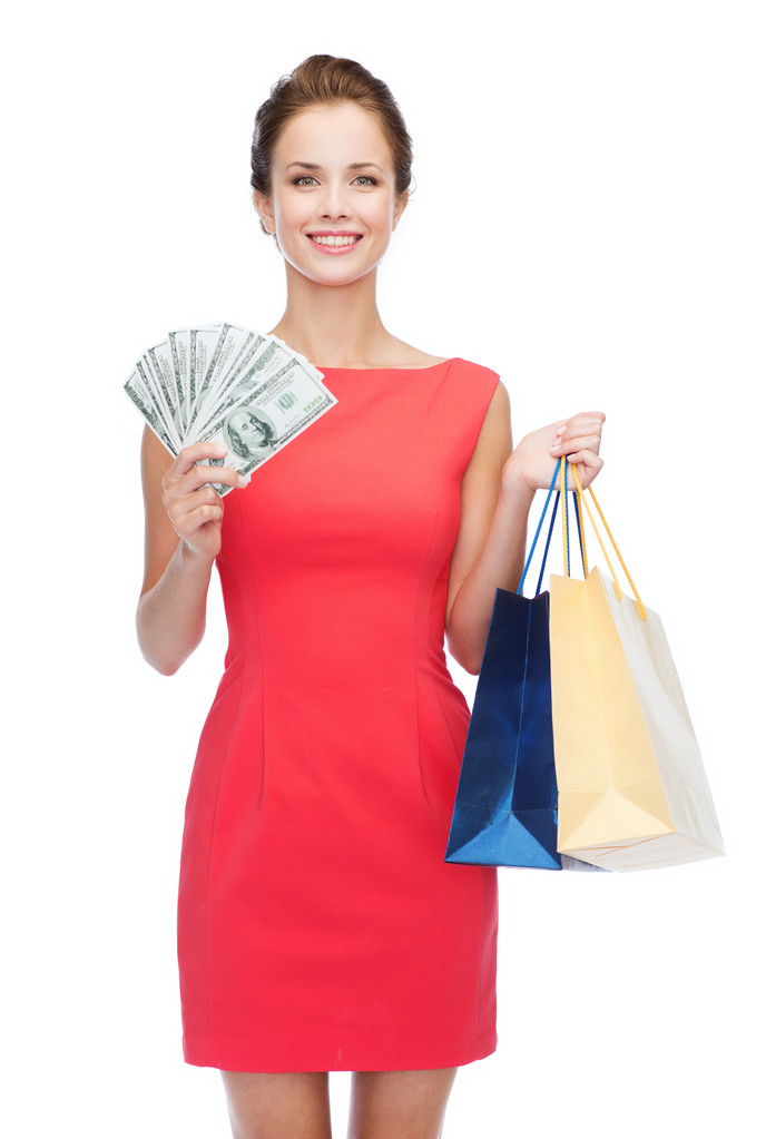 usmívající se elegantní žena v šatech s nákupní tašky - Fotografie, Obrázek