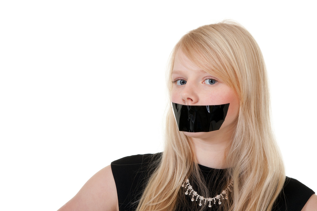 Hermosa chica con la boca sellada con cinta negra
 - Foto, Imagen