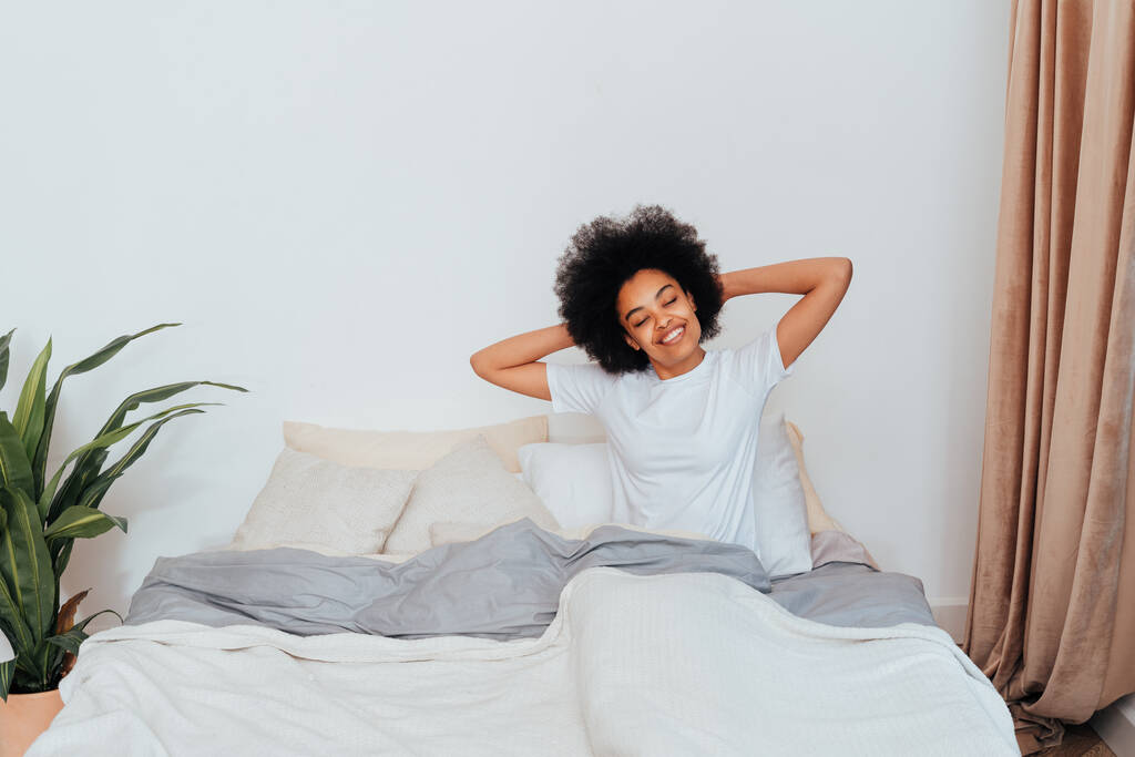 Afroamerikkalainen tyttö lepää sängyssä kotona Kaunis nainen rentouttava kotona - Valokuva, kuva