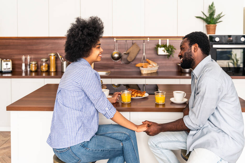 Красивая афро-американская пара завтракает вместе дома - Веселая черная пара проводит время вместе утром - Фото, изображение