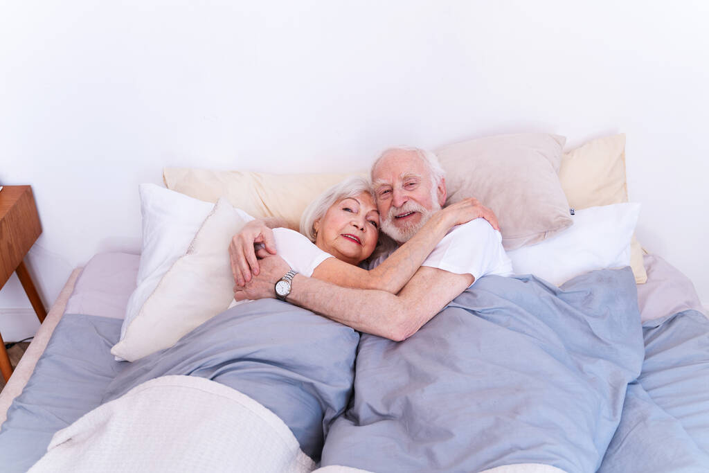 Krásný seniorský pár užívající si společné chvíle doma - Romantické chvíle doma, starší pár v posteli doma - Fotografie, Obrázek